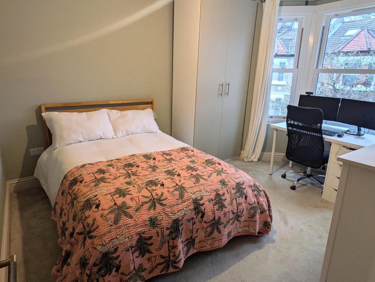 Newly Refurbed House, Barons Court Ferienhaus London